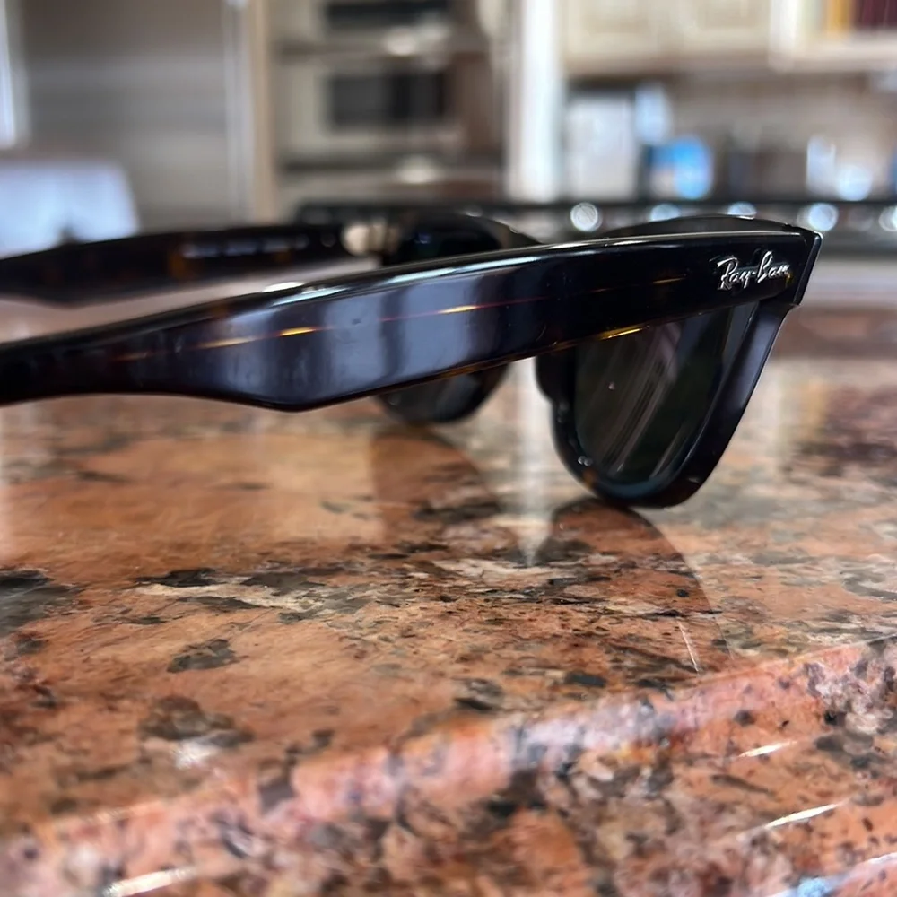 Women’s Wayfarer Ray Ban Polarized Sunglasses - Picture 8 of 9